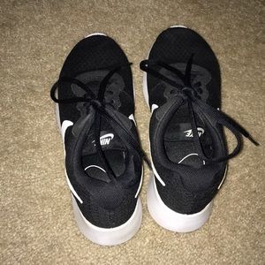 MUST HAVE BLACK NIKE RUNNING SHOES